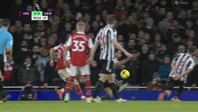 sportbible's tweet photo. Should Arsenal have had a penalty for handball? 🤔 https://t.co/7Kydckeu4D