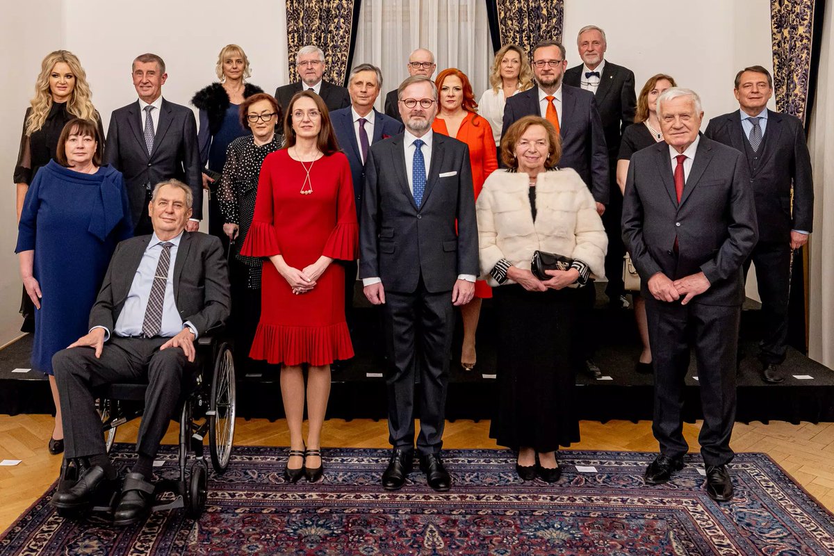Photonova_eu's tweet photo. Výkvět naší společnosti. Lidské vzory, na které bychom měli být hrdí a pyšnit se, že jsme Češi. Tak proč mi je z té fotky slušně řečeno nevolno? Z tohoto osazenstva si (nikoli bezvýhradně) vážím pouze @P_Fiala s manželkou a další dva mi vyloženě nevadí (Míra a Pavel). 

Smutné https://t.co/b6K5ufyAfT