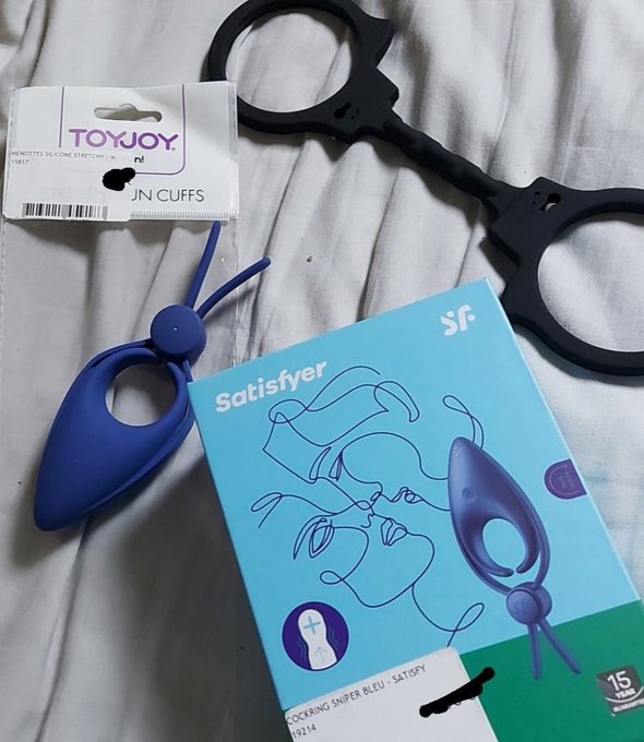 D'humeur coquine ce soir ! Je crois qu'on va tester nos nouveaux jouets 🤪💦 #cuff #menottes #joeutssexuels<a href="/tag/toys"class="tags"><span>#toys</span></a><a href="/tag/cuff"class="tags"><span>#cuff</span></a><a href="/tag/cockring"class="tags"><span>#cockring</span></a><a href="/tag/satisfyer"class="tags"><span>#satisfyer</span></a><a href="/tag/menottes"class="tags"><span>#menottes</span></a><a href="/tag/j"class="tags"><span>#j</span></a>