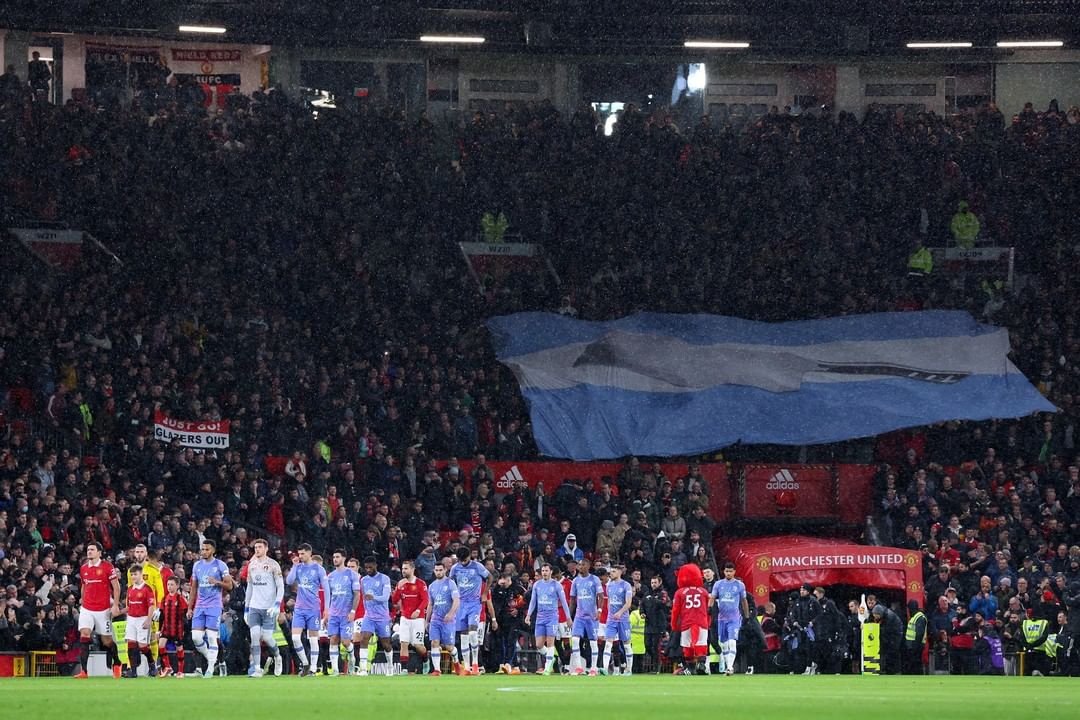 FinoYossen's tweet photo. Al campeón del mundo Lisandro Martínez 🌟 le hicieron un homenaje con la bandera argentina y un cuchillo de carnicero.

Fantástico. 🇦🇷🔪 https://t.co/m459dy3dv8