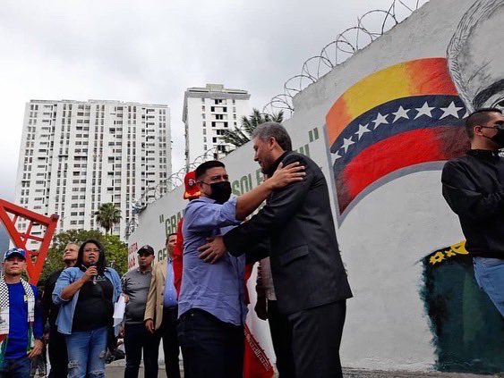 pinfantea's tweet photo. Más temprano , estuvimos desde la combativa parroquia del 23 de Enero , junto al Embajador de Irán Hojjatollah Soltani, visitando el mural realizado por la comunidad y movimientos sociales 🔽🔽 https://t.co/KJ4sMsewCv