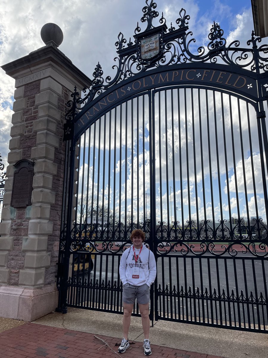 Roman_Orsinelli's tweet photo. I had a great visit at WashU today! Thank you @BrianPAllen3 for walking me through the football facilities and thank you @CoachAaronKeen for taking the time to sit down and speak with me! GO BEARS!🐻 https://t.co/IHarrwigbw