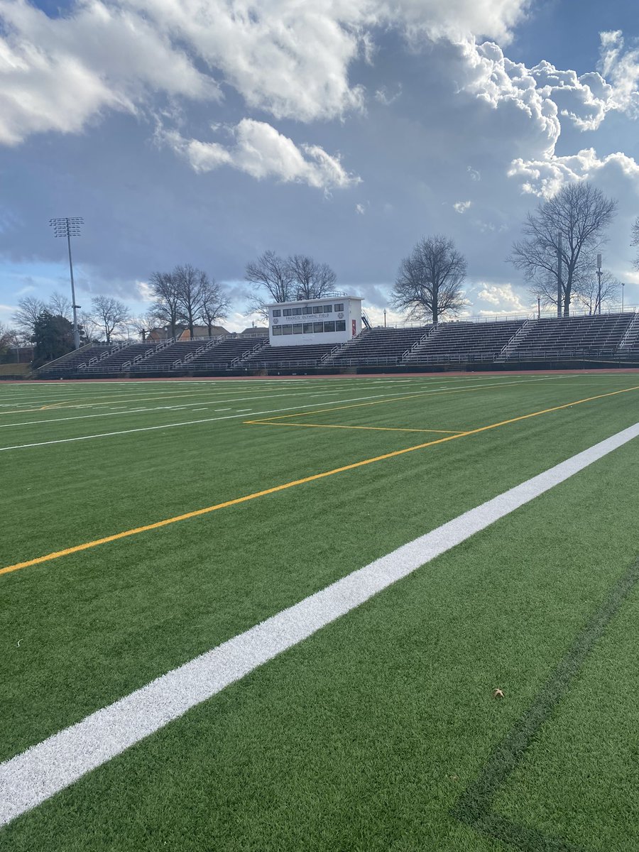 I had a great visit at WashU today! Thank you <a href="/BrianPAllen3/">Brian P Allen</a> for walking me through the football facilities and thank you <a href="/CoachAaronKeen/">Aaron Keen</a> for taking the time to sit down and speak with me! GO BEARS!🐻