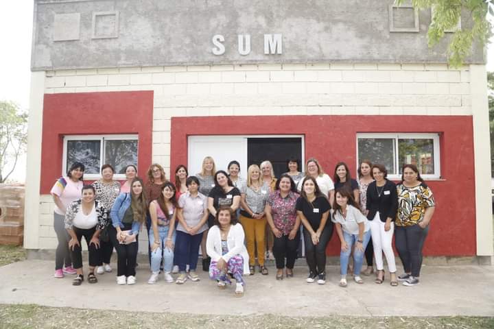 Lideresascba's tweet photo. ✅Cerró el curso “Debates y Desafíos para las Ciudades del Futuro”

👉Dirigentas de distintos puntos de #Córdoba se capacitaron junto a un equipo de la Facultad de Arquitectura Urbanismo y Diseño - UNC  sobre planificación, ciudades y gestión.

#Lideresas #MujeresProtagonistas https://t.co/r1zfXBRkA0