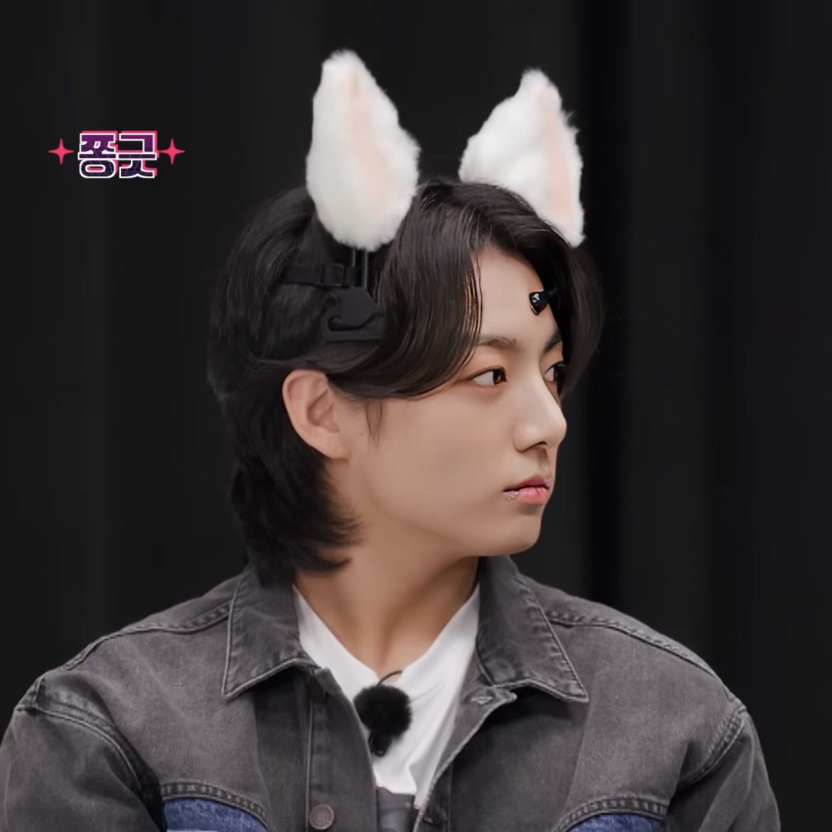 hourly_kook's tweet photo. jungkook with cat ears ! https://t.co/8zyZBYLzwc
