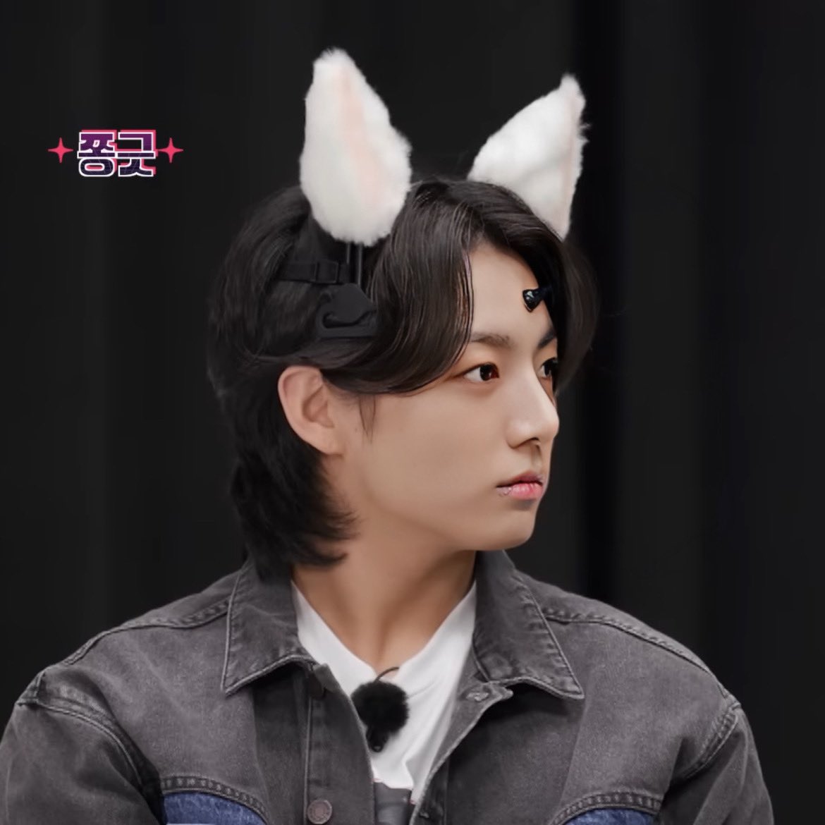 hourly_kook's tweet photo. jungkook with cat ears ! https://t.co/8zyZBYLzwc