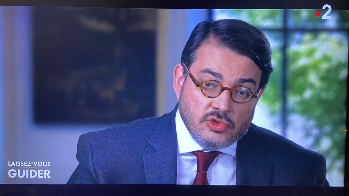 Ok, donc Jean-Francois Piège est devenu historien sur France 2 avec Stéphane Bern… #LaissezVousGuider