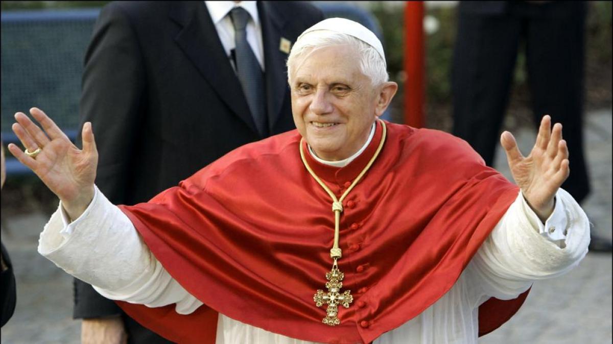ArzobispoSaiz's tweet photo. “Quien deja entrar a Cristo en su vida no pierde nada de lo que hace la vida libre, bella y grande. ¡No tengáis miedo de Cristo! Él no quita nada, y lo da todo. Sí, abrid, abrid de par en par las puertas a Cristo, y encontraréis la verdadera vida” 
Benedicto XVI https://t.co/GUrNPB7BgI