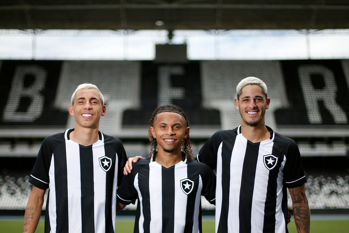Botafogo's tweet photo. RENOVAÇÕES 🫱🏿‍🫲🏾⚽️

Botafogo amplia os contratos de JP Galvão, Darius e DG. #VamosBOTAFOGO 

Leia no site: https://t.co/GGgTbg2CZI https://t.co/hSu88DwEUF