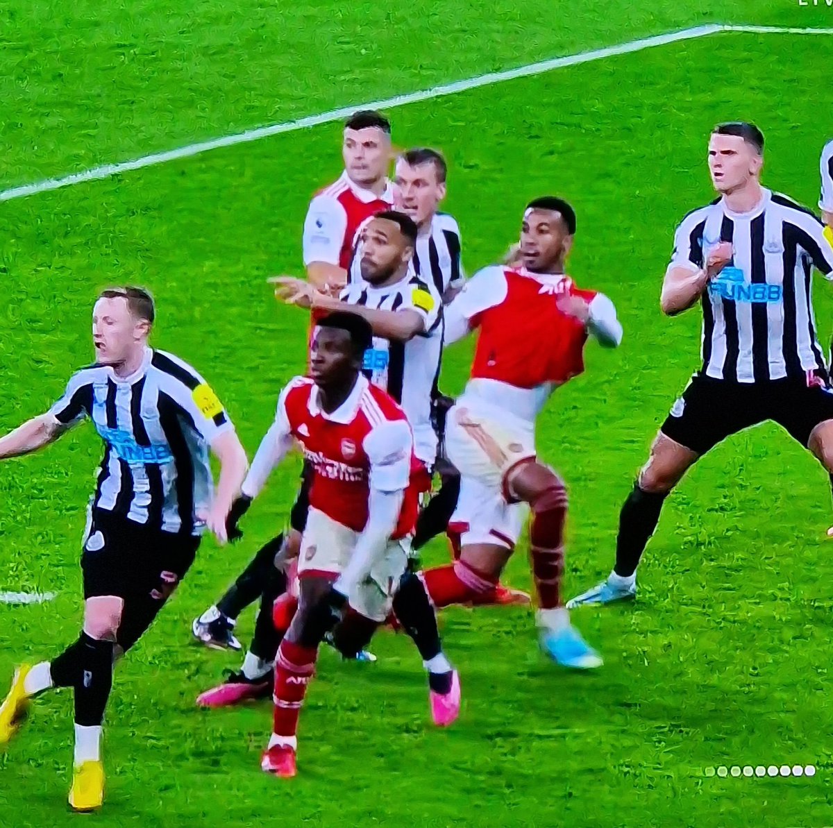 This is robbery with violence. Of importance we are 8 points clear #ARSNEW #COYG. Arsenal has been robbed