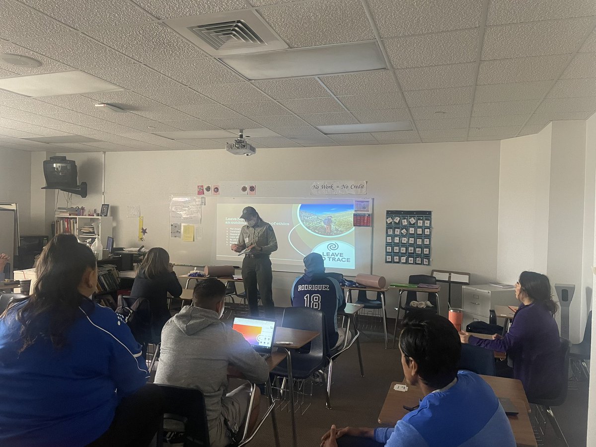 Lydia Pagel from El Paso Parks and Wildlife came out today to give a backpack and orienteering training to SISD Lifetime Rec and Outdoor coaches. @jfarm_HealthPE