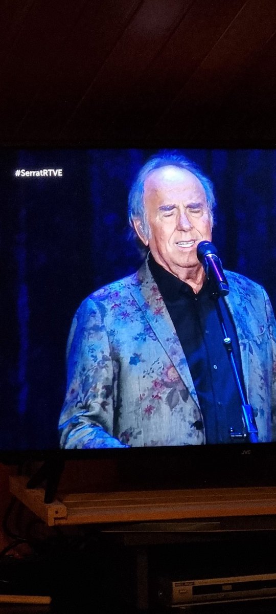 caminandxlavida's tweet photo. Estoy viendo el concierto de Serrat al que fui en directo? Lo estoy viendo y volveria a verlo 100 veces 😍 #SerratRTVE https://t.co/I6lMSlmeDt