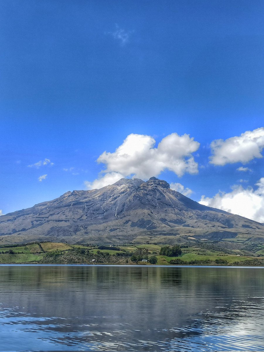 OSEDVEGOZ's tweet photo. #PaisajesDeMiTierra La espectacular Laguna De La Bolsa y de Ipiales junto al Volcán Nevado de Cumbal en el departamento de Nariño sur de #Colombia
Imágenes cortesía de @soypastusa

#ColombiaEnFotos #VolcanesdeColombia #QueVivaPastoCarajo #CarnavalDeNegrosYBlancos2023 https://t.co/maQa4fAnJT