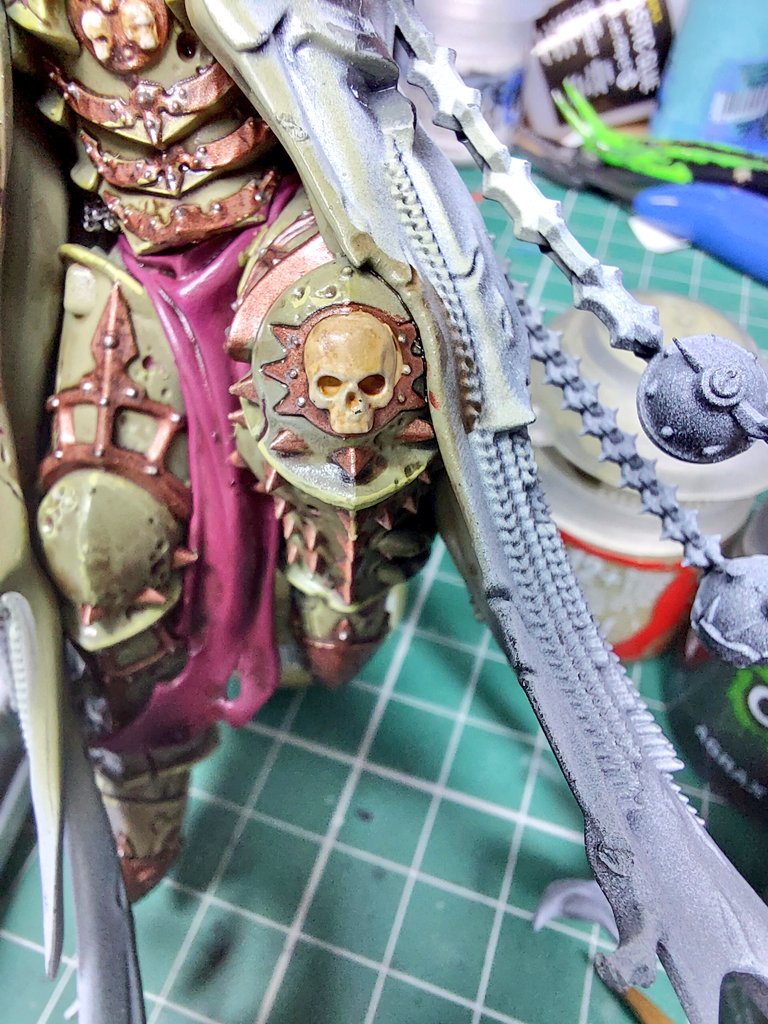 MLC_40k's tweet photo. #hobbystreak day 3. More work on Morty today. Grim added to armour, skulls and loin cloth. Edge highlighted all the armour on the body. Tomorrow on to the metallic highlights! #warhammer40k #WarhammerCommunity #Warmongers #PaintingWarhammer #wepaintminis #deathguard #mortarion https://t.co/pQz9JQ7MWf