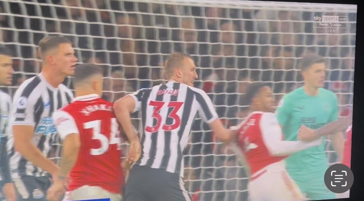 Matt5cott's tweet photo. Arsenal have dropped points three times this season. When Robert Jones let Lyanco kick the snot out of Arsenal, when Paul Tierney ruled out a good goal from Gabriel due to a nothing foul at Old Trafford and now when Madley/VAR let Dan Burn rugby tackle Gabriel in the box. 🔴⚪️ https://t.co/Y5eg0lFZMy