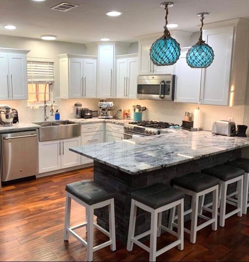 Viscon White #granite by Alpha. Such a gorgeous #kitchen with lovely color choices by this Heber Springs couple. 

#KitchenRemodel #WhiteAndGreyGranite #GraniteCountertops #AlphaCountertops #DoneInADayBeautifulForLife #KitchenCountertops