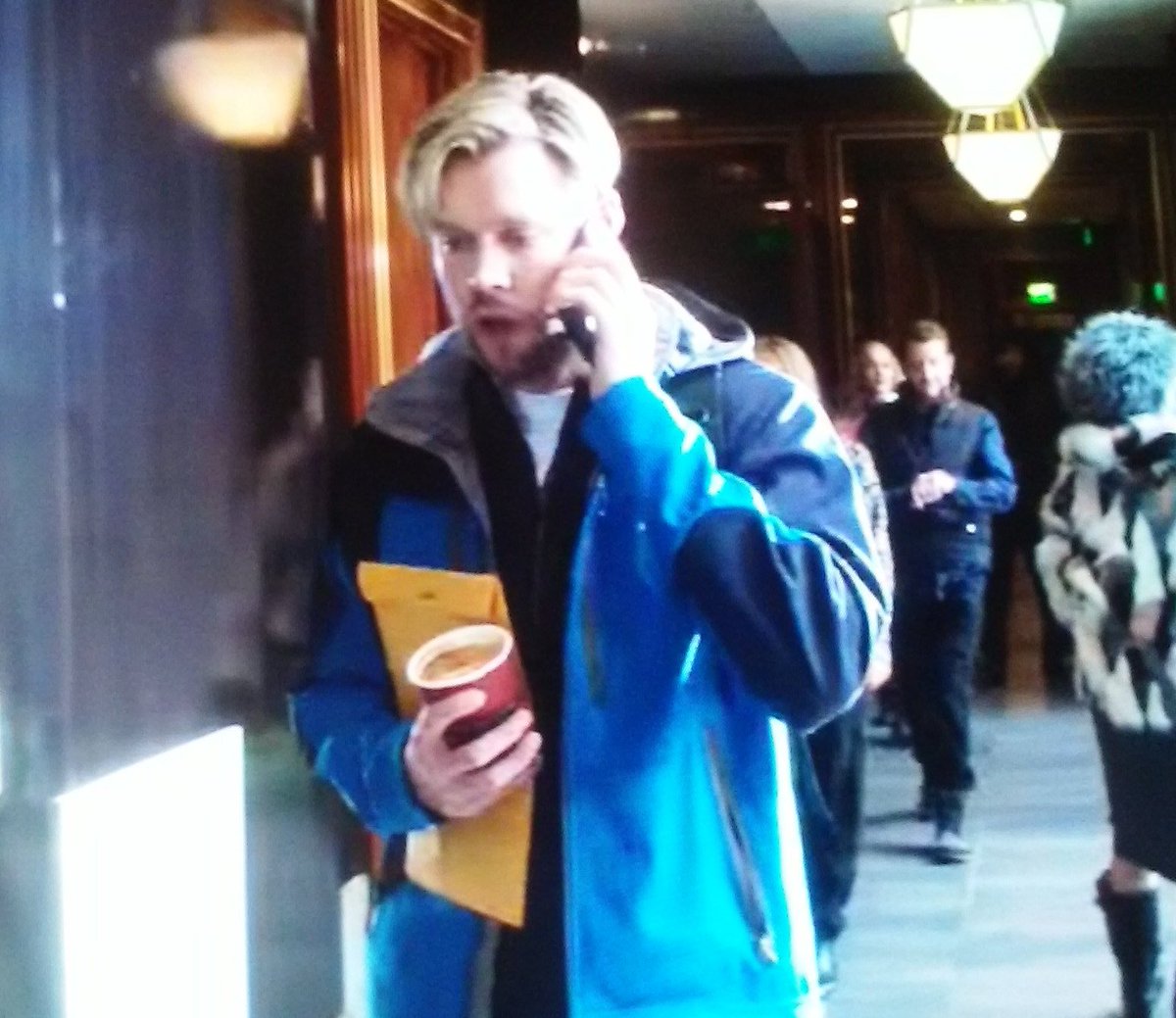 thebus's tweet photo. @iarvis Most eggregious coffee errors in film such as Gilmore girls or Falling for Christmas (at 6:47, man receives coffee with lid, then is walking down hall holding an open coffee which is clearly just a solid not-spilling immobile brick) https://t.co/xeEaujbQ1I