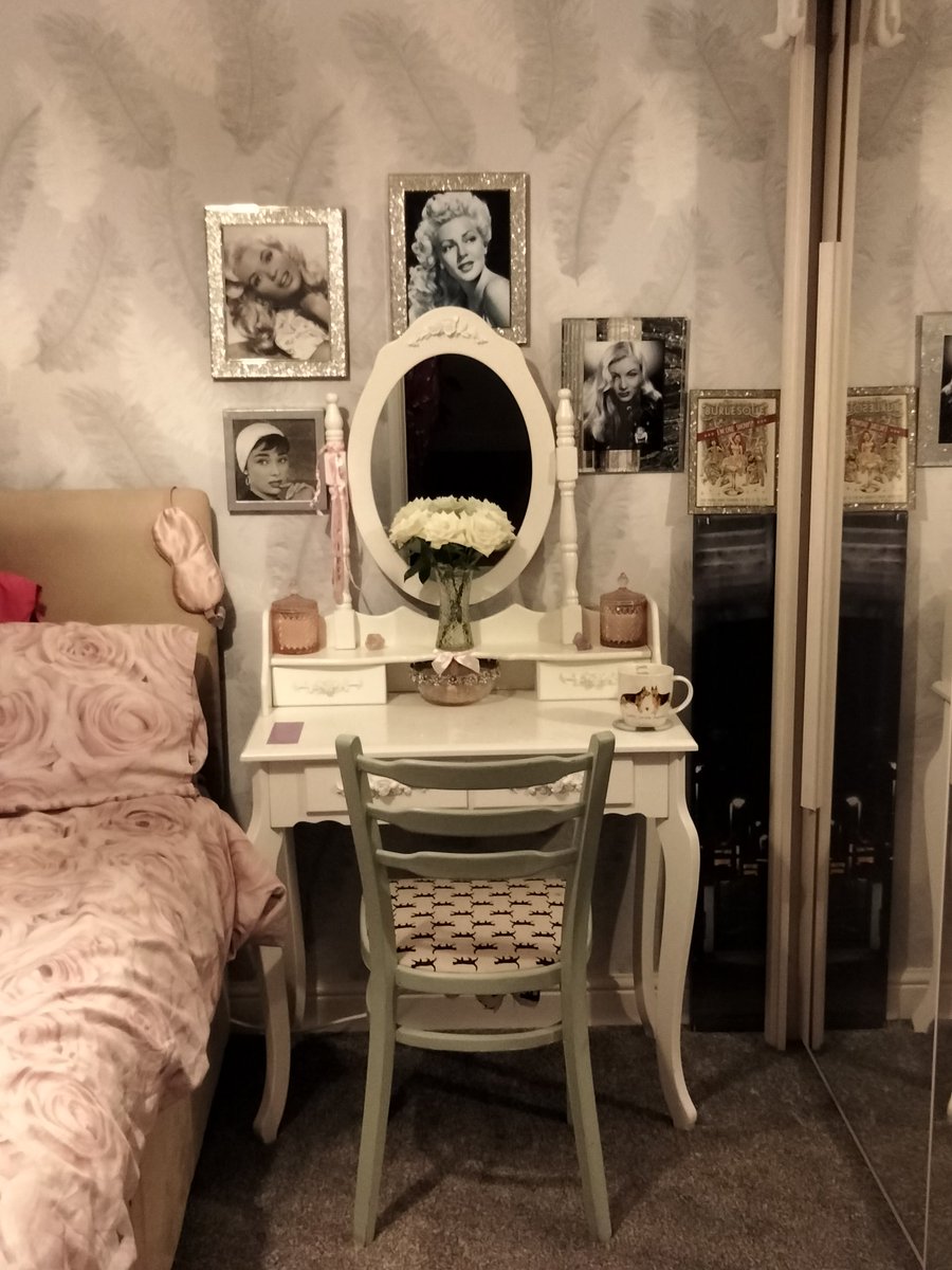 My dressing table. #OldHollywood #ultrafeminine #vintage #audreyhepburn #veronicalake #jaynemansfield #lanaturner #whiteroses #pinksilk #dressingtable 💕