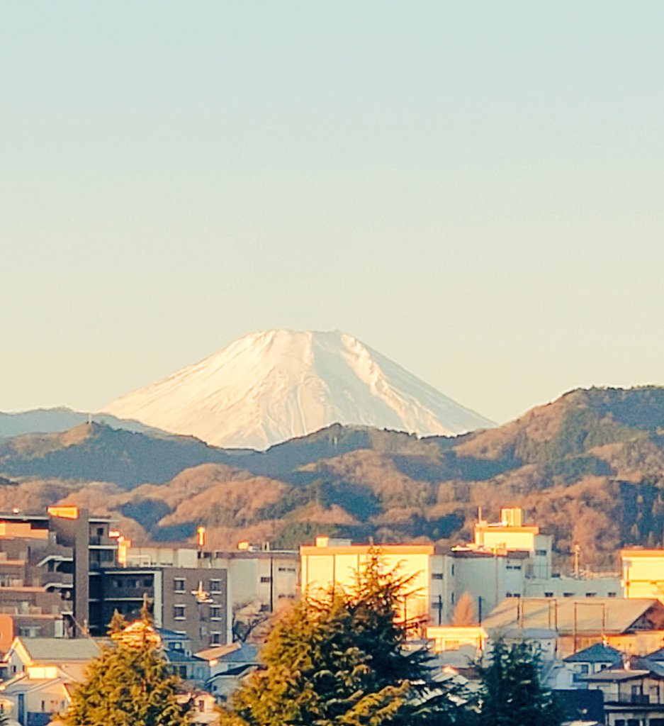 toyochiku's tweet photo. 2023年の初ツイ🌄☀️
遅ればせながら😅明けましておめでとう御座います🎍#東京 #八王子市 から #イマソラ #富士山 🗻 https://t.co/dKQL2drhg0