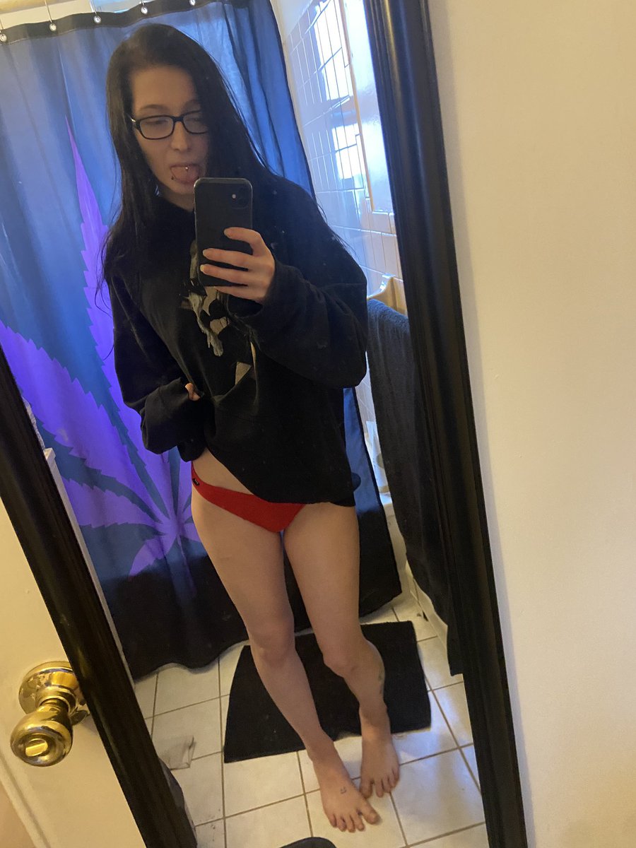 Missblksunshine's tweet photo. Hoodies and no pants are my favorite https://t.co/HsjIl7Oi1o