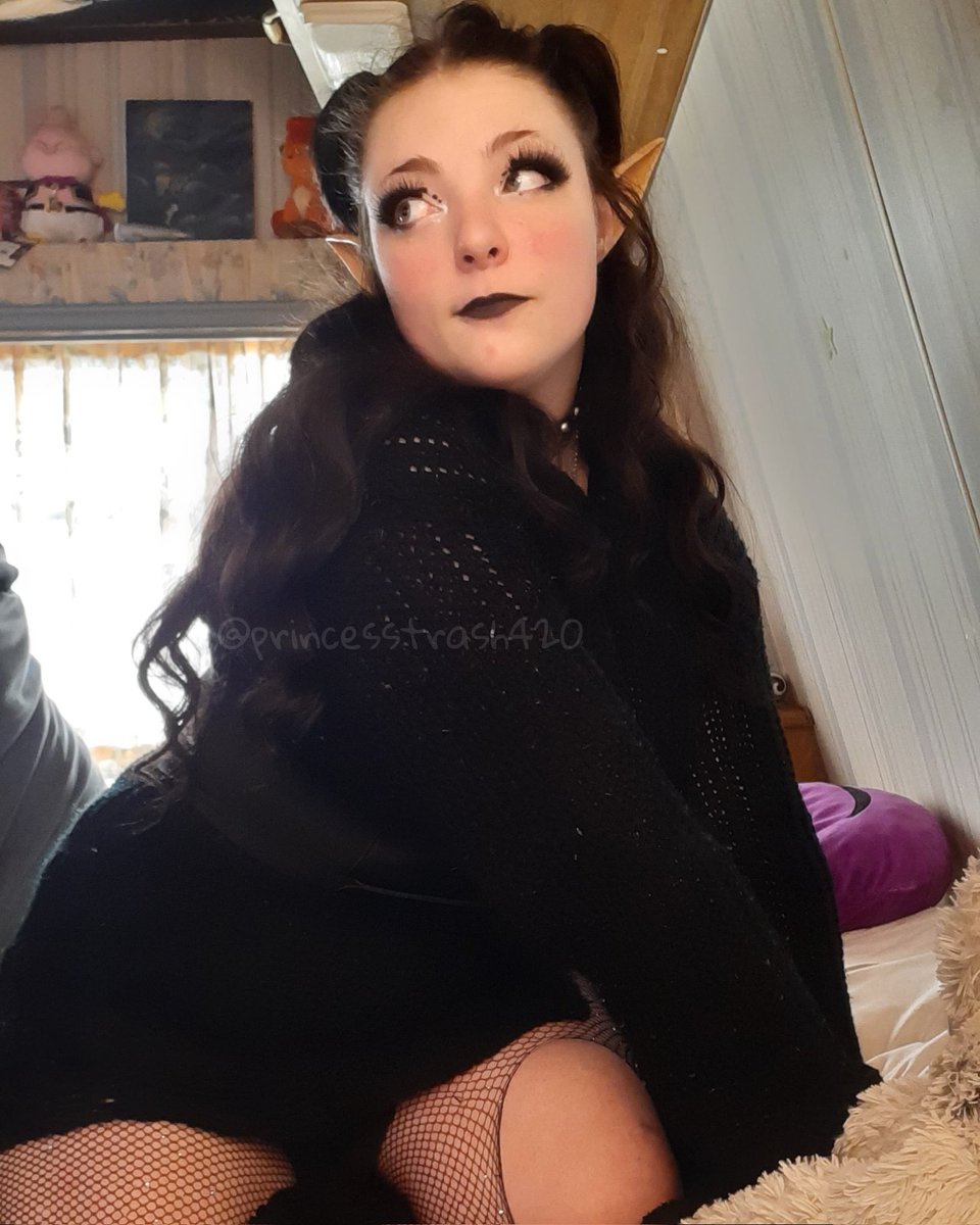 PTrash420's tweet photo. ๐ค Sweater Weather ๐
๐
#elf #elfears #elfgirl #curvy #sweaterdress #blacksweaterdress #fishnets #rippedfishnets #collar #darkelf #blackhair https://t.co/jrkeGnEtg4