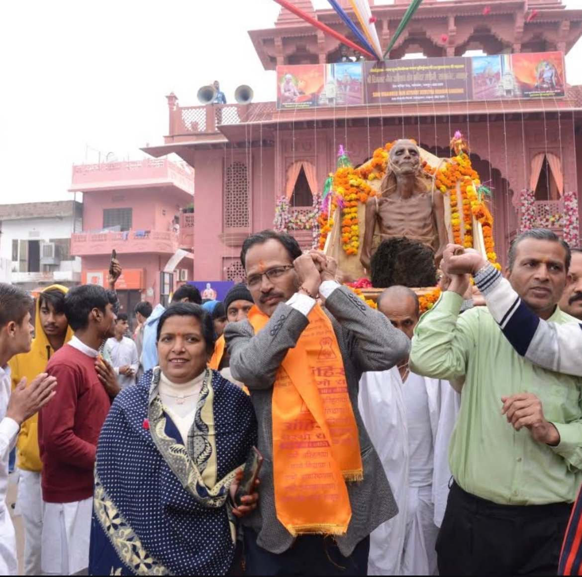DeveshJ58470564's tweet photo. *धन्य है ये भारत की माटी,*
*जहाँ ऐसे वीर सन्त जन्म लेते हैं।*
*सर्वोच्च जैन धर्मतीर्थ🚩 की रक्षा के लिए,*
*आमरण अनशन जैसा प्रण ले लेते हैं।।*.                    #saveShikharji https://t.co/cmzgfRL2KU