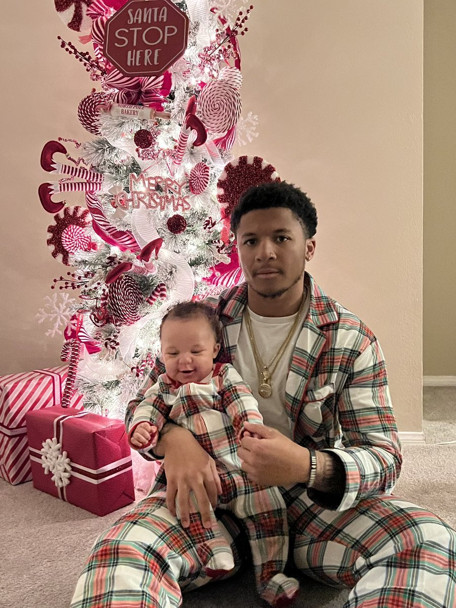 DaydayJones3_'s tweet photo. Theres nothing better than the holiday season🖤 https://t.co/RxQpvNYFcm