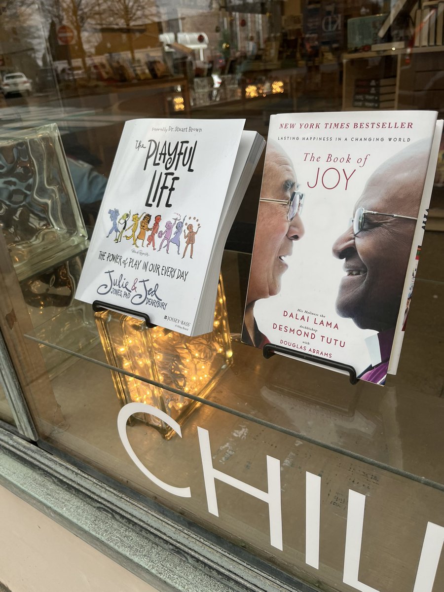 JuliePJones's tweet photo. I love to think of the conversations these two books are having ♥️
.
.
#theplayfullife
#encourageplay
#theplayfulclassroom
#weareplayful
#desmondtutu
#dalailama https://t.co/qFC9aQh8k6