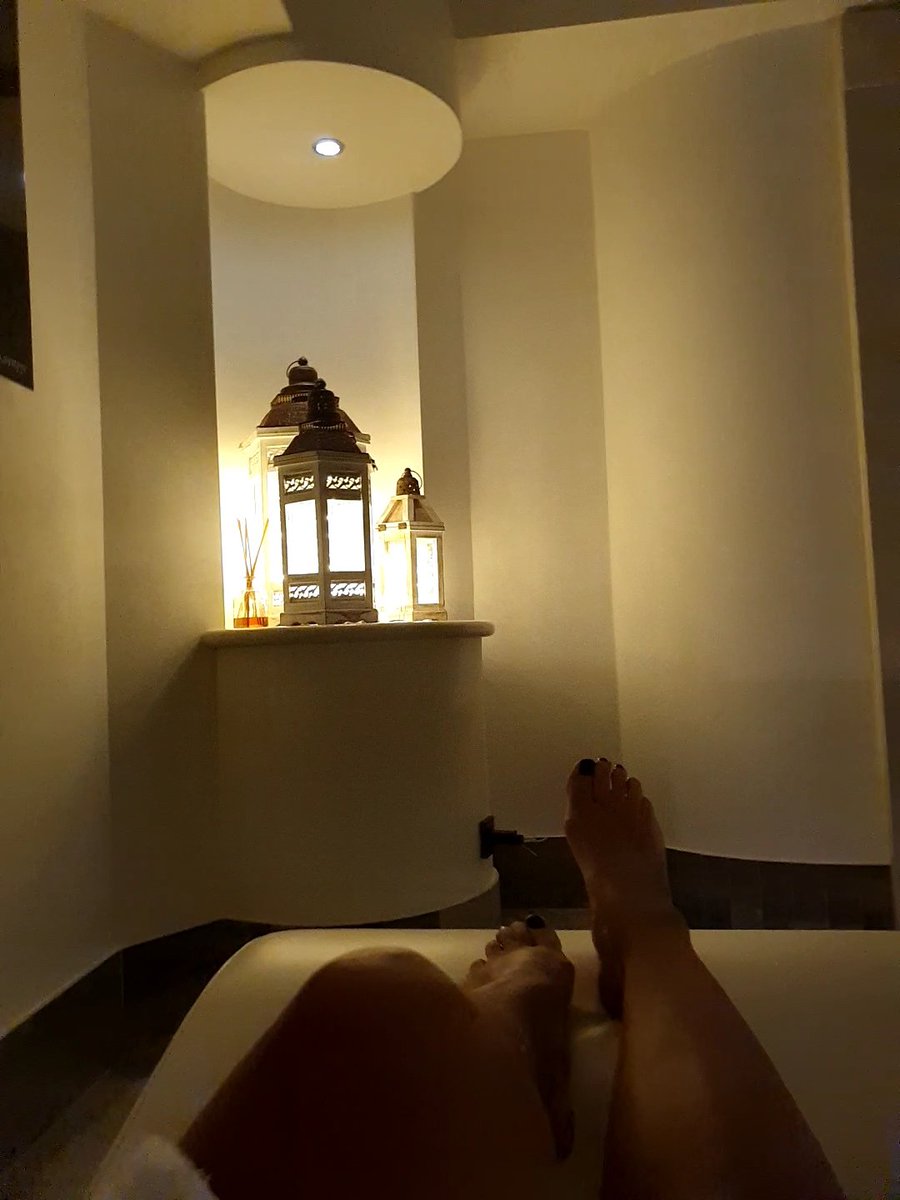 MaciLuna3's tweet photo. Iniziamo l'anno in relax 😜
#relax #life #friends #finally #eraora
#civoleva #adoro https://t.co/0UUB9GYv6Y