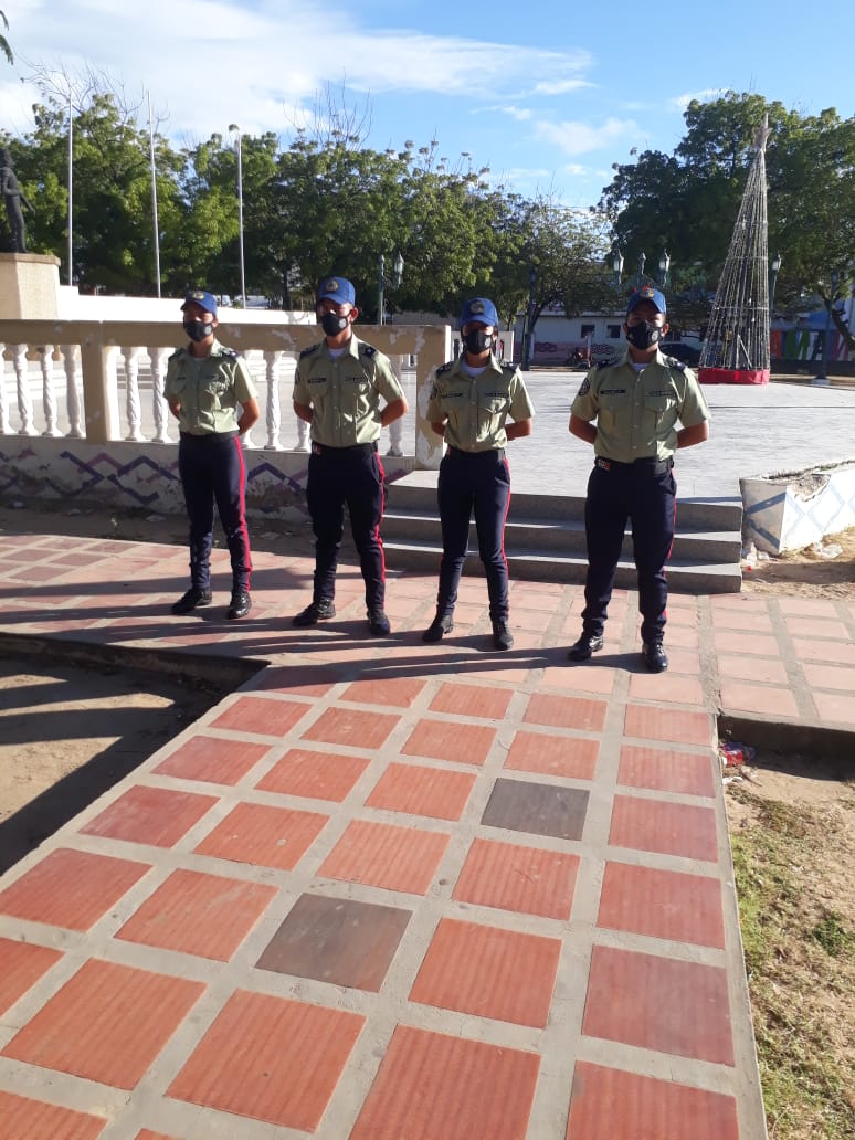 poliguajira_'s tweet photo. #Entérate oficiales de #Poliguajira realizan patrullaje constante en las diferentes instituciones educativas, Plazas, centros de salud y comercios que componen el municipio en aras de fomentar espacios seguros y para el sano esparcimiento.

 #PazYConvivencia
#PoliGuajira https://t.co/f7I43Jd6Gi