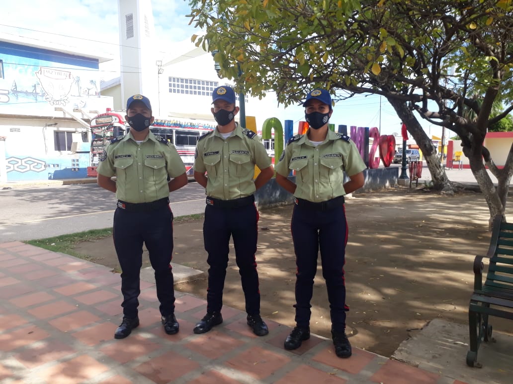 poliguajira_'s tweet photo. #Entérate oficiales de #Poliguajira realizan patrullaje constante en las diferentes instituciones educativas, Plazas, centros de salud y comercios que componen el municipio en aras de fomentar espacios seguros y para el sano esparcimiento.

 #PazYConvivencia
#PoliGuajira https://t.co/f7I43Jd6Gi