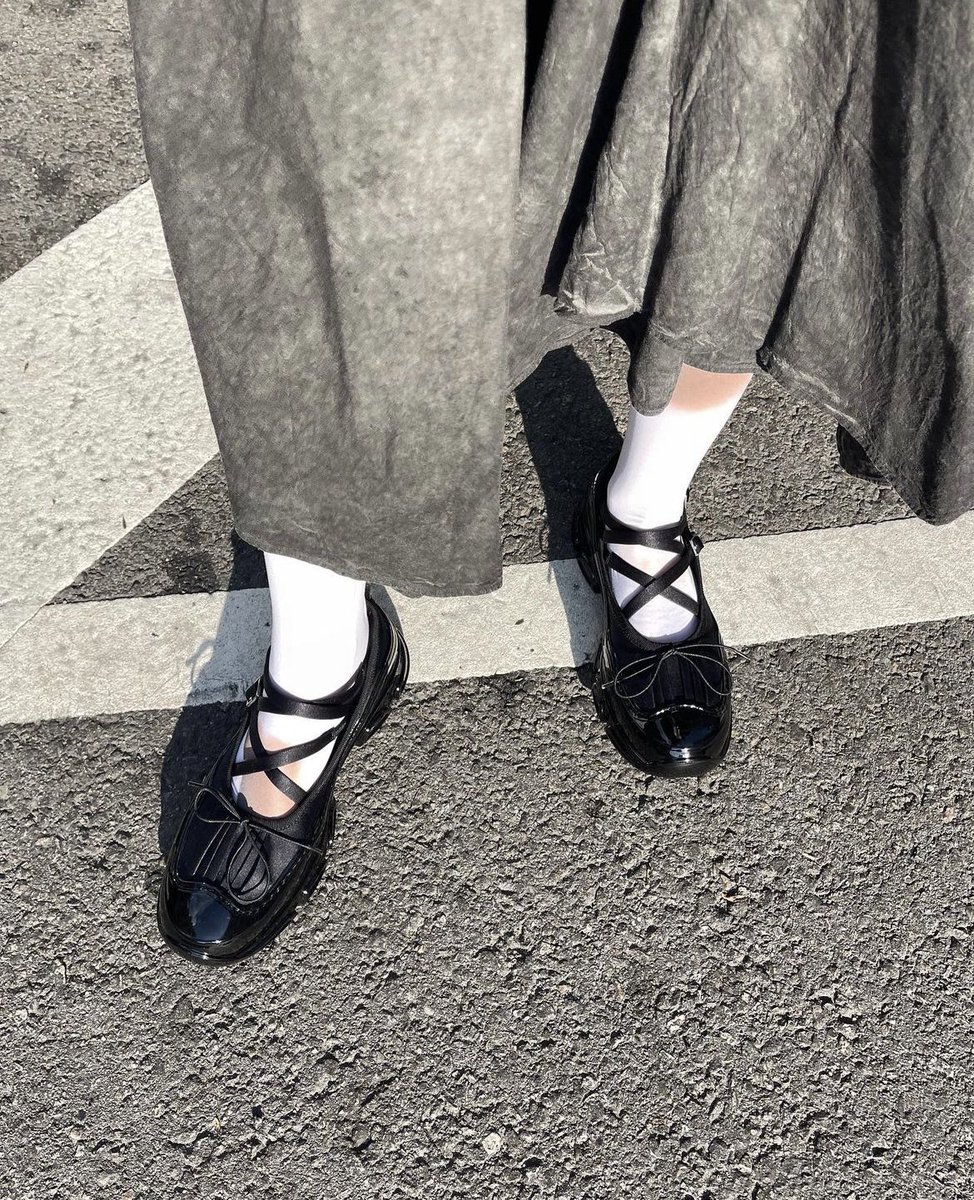 thesoftestaura's tweet photo. simone rocha aw22 ‘criss-cross trek ballerina’ shoes https://t.co/Exf87gZ1Xi