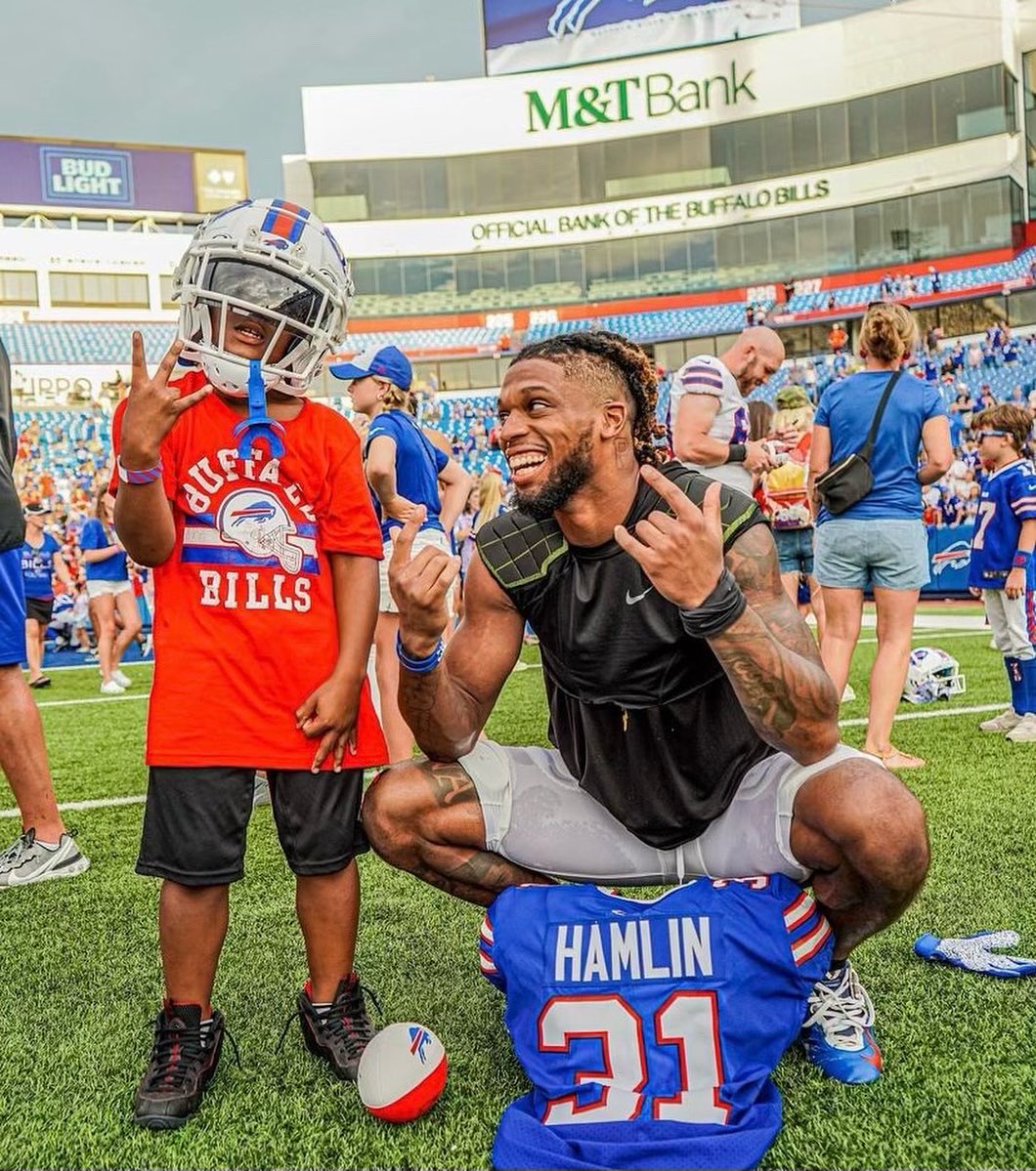 Sending prayers to Damar Hamlin and his loved ones…this young man is an incredible athlete, an entrepreneur, a philanthropist, a son, and someone in need of our positive energy. We are pulling for you, Damar. 🙏🏾