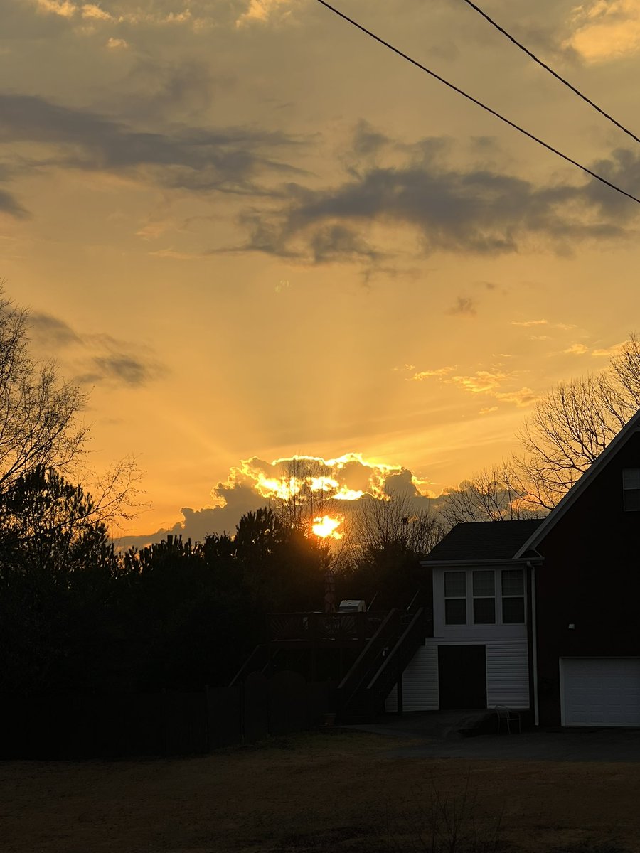 CrumptonHead's tweet photo. Sun peeking through in Sylvan Springs. @spann https://t.co/yh7b9HiisJ