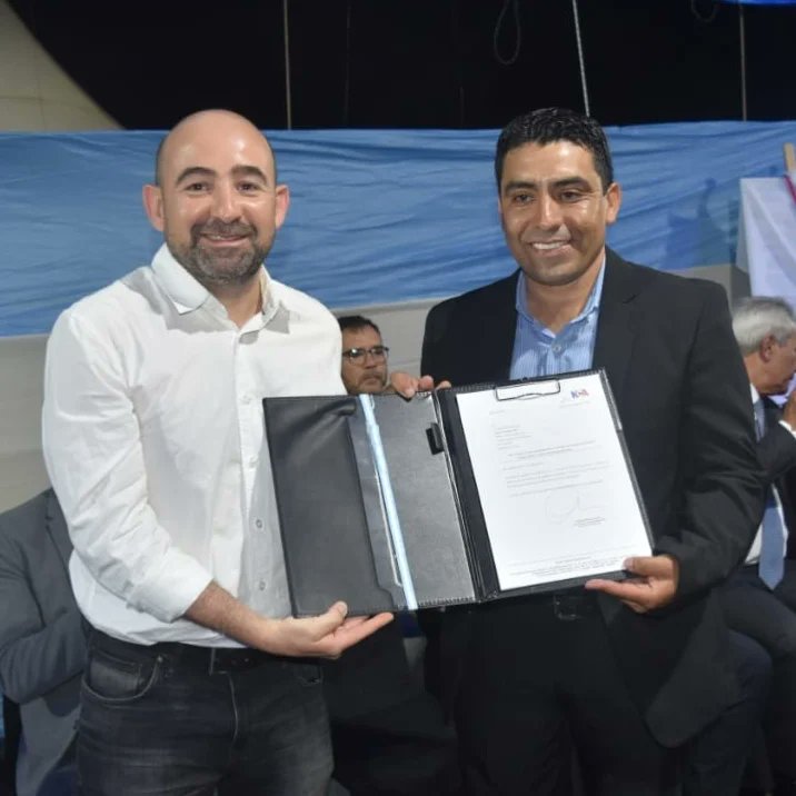 pablomirolo's tweet photo. #Vilmer desde @FASEarg seguimos afianzando nuestro trabajo conjunto con municipios y comunas de todo el país. En el marco del 109 Aniversario de Vilmer hicimos entrega a su Comisionad Walter Paez del acta de posesión y custodia de los terrenos ferroviarios ubicados en la ciudad. https://t.co/S6m258HPOh