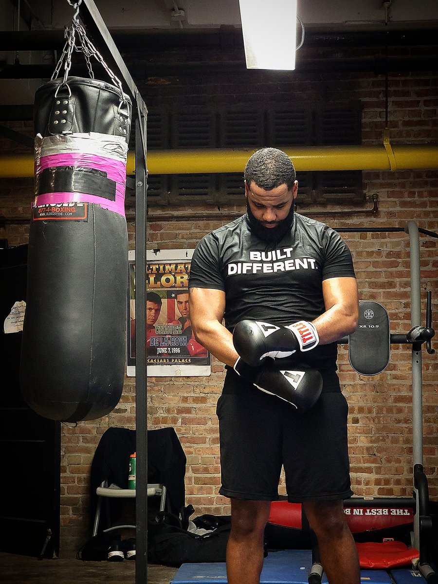 ThaDangerousOne's tweet photo. Every day is a grind when you're a warrior. There are no shortcuts or easy routes. You gotta wake up everyday willing to put in work. You can't have million $ dreams with a minimum wage work ethic πͺπΎπ₯ #sameanimal #differentbeast #boxing #heavyweight #chicago #TuesdayMotivaton https://t.co/ERRqLh2dbb