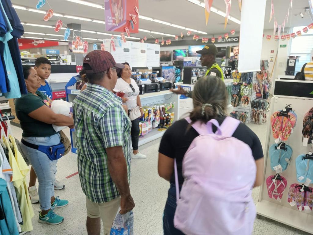 PoliciaDECOR's tweet photo. En #Lorica con @ProteccionPonal a la Infancia y Adolescencia realizamos actividad en prevención al uso de la pólvora por parte de niños, niñas mediante la campaña #ElCambioEsSinPolvora, sensibilizando a la comunidad  con el fin de evitar la manipulación de pólvora. #DiosYPatria https://t.co/m7YYugTfMc