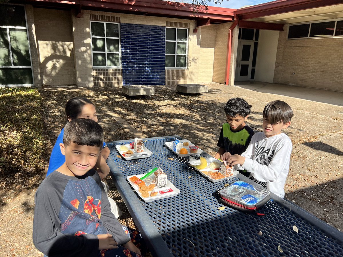 misspopowitz's tweet photo. Started the new year with lunch in the courtyard. Our third grade classes compete every 9 weeks to see who can get the most perfect attendance days! This was our reward 🏅 https://t.co/HEB9zDwXTQ