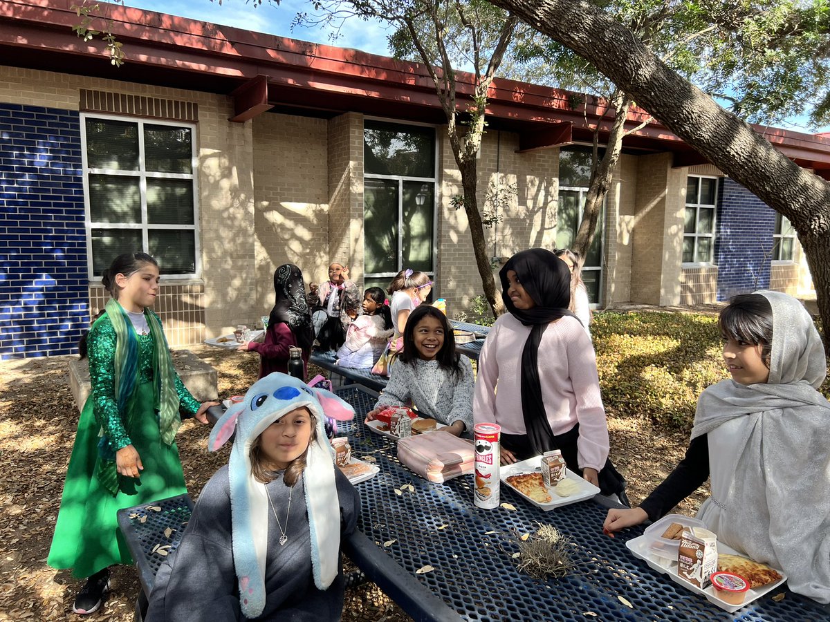 misspopowitz's tweet photo. Started the new year with lunch in the courtyard. Our third grade classes compete every 9 weeks to see who can get the most perfect attendance days! This was our reward 🏅 https://t.co/HEB9zDwXTQ