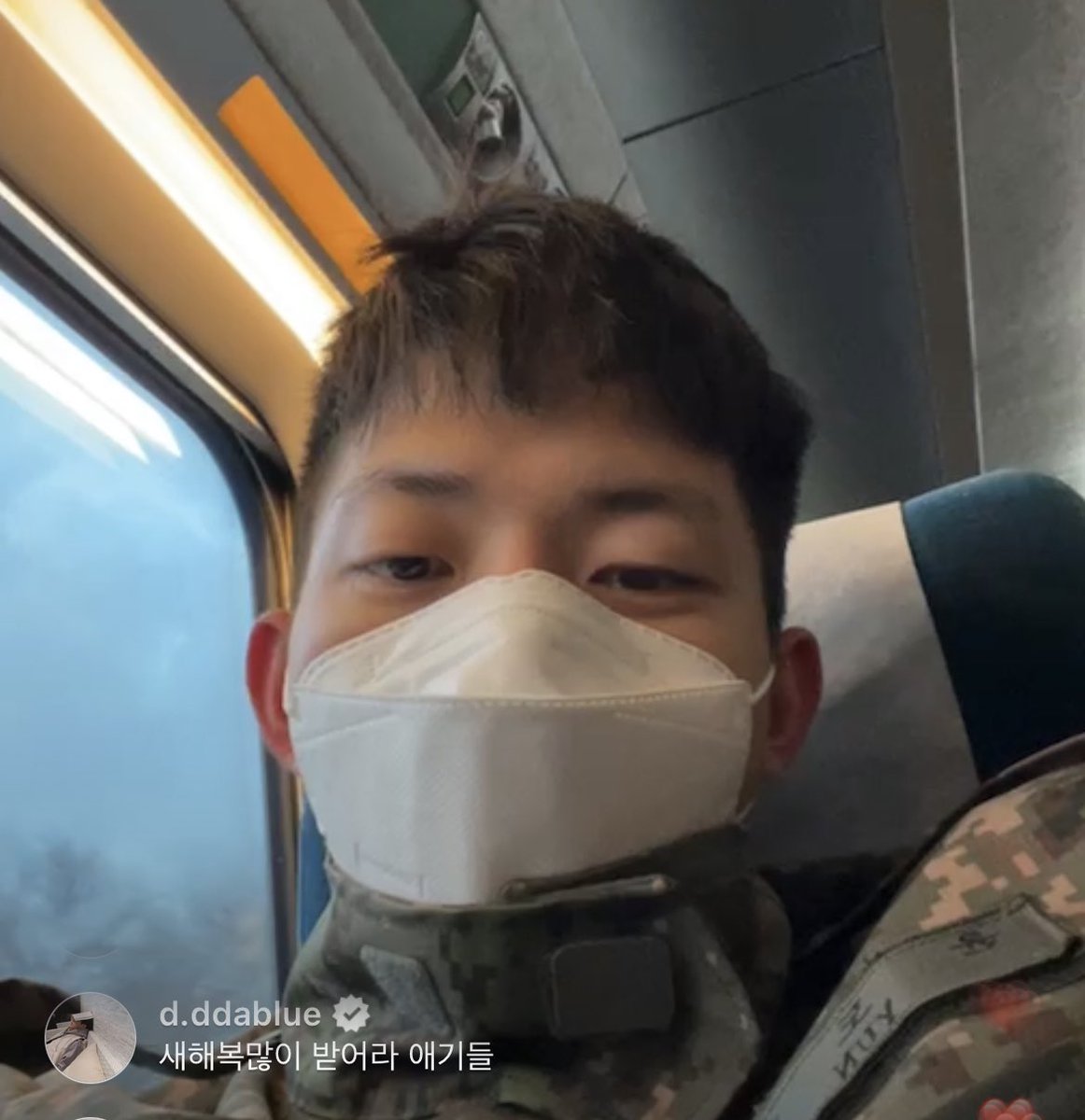 윤도운 개웃겨
볼 다 눌려놓고
새해복많이 받어라 애기들 << 이러네 ㅋㅋ