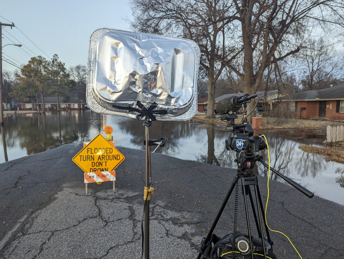 Ripple1026's tweet photo. When you realize you don't have a working light but gotta go live you go to the Dollar General. @zariaoates #photogproblems https://t.co/X9pUJ8c8Zn