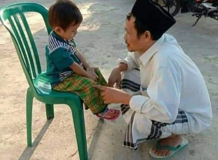 gusbahadaily's tweet photo. Potret kesederhanaan Gus Baha

Gus Baha pernah berkata :

"Hidup ndak usah dibuat sulit, nggak usah ruwet, asal tidak maksiat, bisa menjadi pribadi yang menyenangkan dan bermanfaat bagi banyak orang, serta tidak mengusik hidup orang lain, itu sudah cukup." https://t.co/b4QvVD0O4r