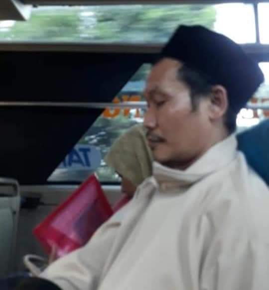gusbahadaily's tweet photo. Potret kesederhanaan Gus Baha

Gus Baha pernah berkata :

"Hidup ndak usah dibuat sulit, nggak usah ruwet, asal tidak maksiat, bisa menjadi pribadi yang menyenangkan dan bermanfaat bagi banyak orang, serta tidak mengusik hidup orang lain, itu sudah cukup." https://t.co/b4QvVD0O4r
