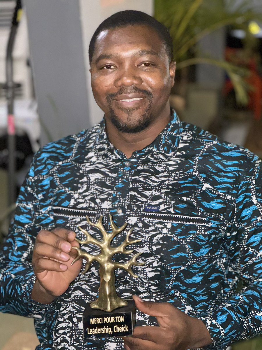 Mêmes vos gestes les plus petits ont des grandes valeurs dans la vie des autres. Ne négligez rien dans la vie. <a href="/Faycal_Dev/">TRAORE Cheick</a> a reçu ce soir un baobab en bronze de la part de ses collègues pour la qualité de son management et pour la beauté de son leadership d’impact. #BurkinaFaso
