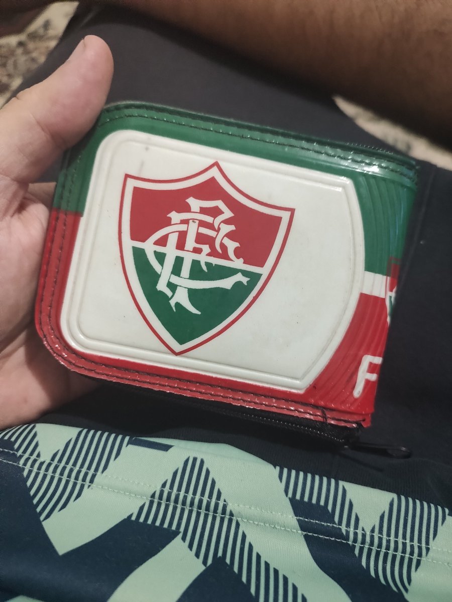 Marquei um encontro... Até aí beleza...
Tirei a carteira pra pagar a conta e a mulher começou a rir.... 
Não pode usar carteira do FLUZÃO ??