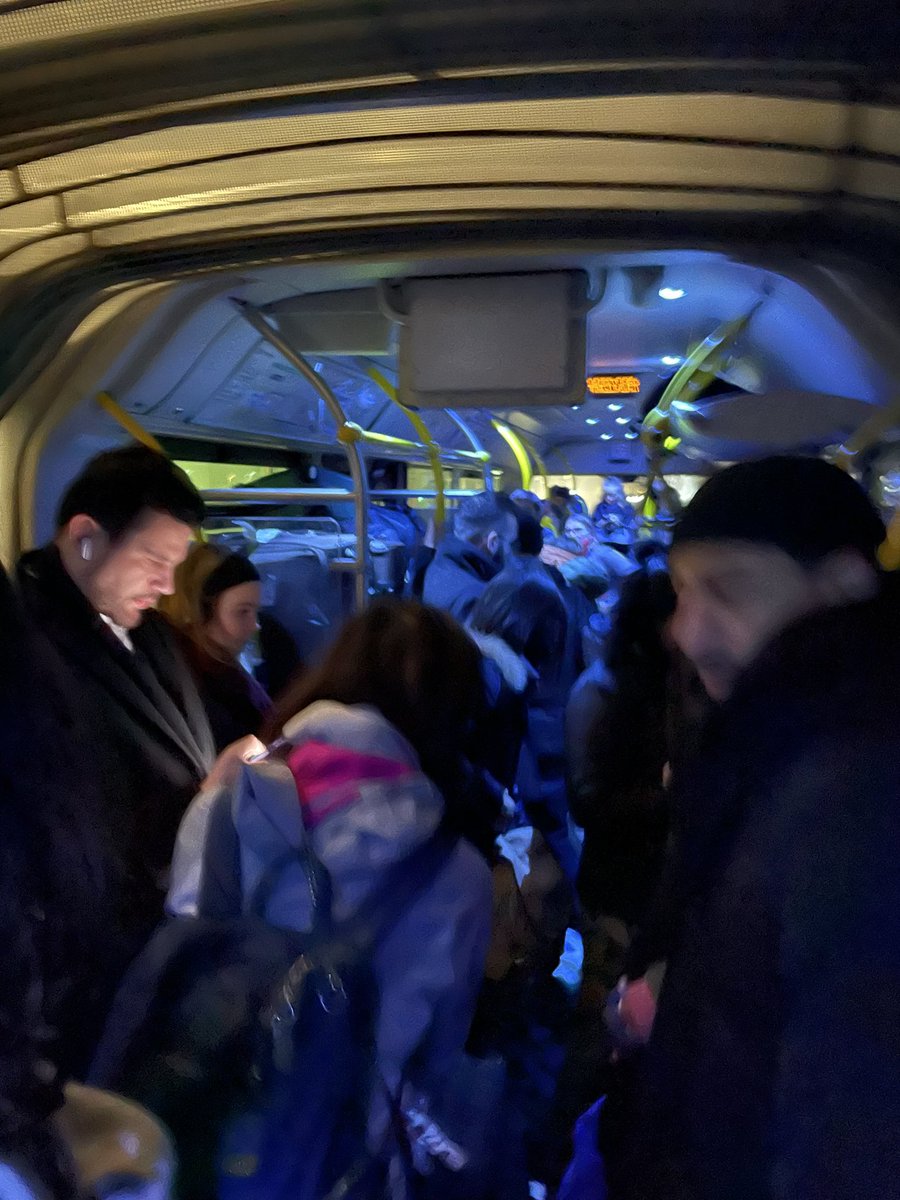 mini_p2016's tweet image. J’invite les dirigeants de la @RatpParis et du @Roissybus_RATP à atterrir à CDG à 22h45 et à payer 16€ pour voyager entassés comme des moutons en temps de COVID…