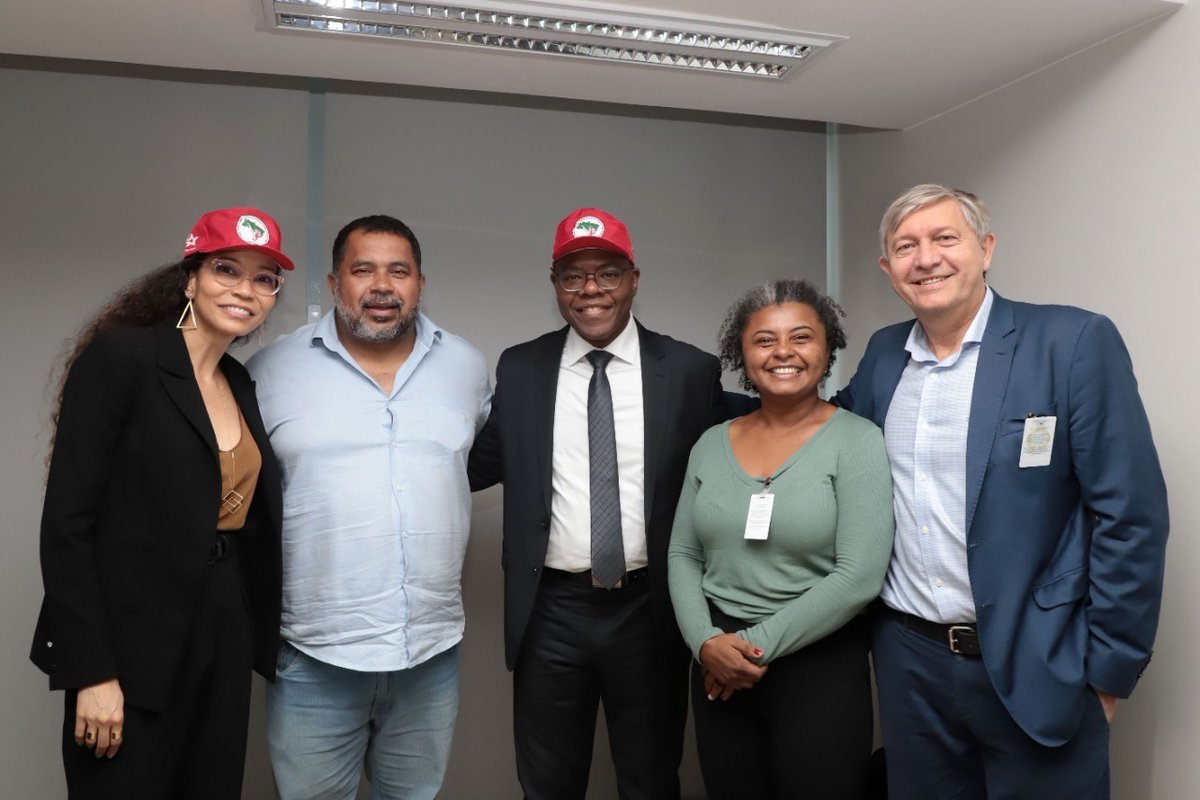 MST_Oficial's tweet photo. 🇧🇷 Hoje (3), o MST esteve presente na posse de Ministros/as do Governo Lula.
🚩A presença da militância buscou reforçar o papel do governo na reconstrução do país e o compromisso do Movimento em seguir em luta pela Reforma Agrária.
#MSTnaPosse #TodosPelaReformaAgrária https://t.co/7ZHkgT8wgC