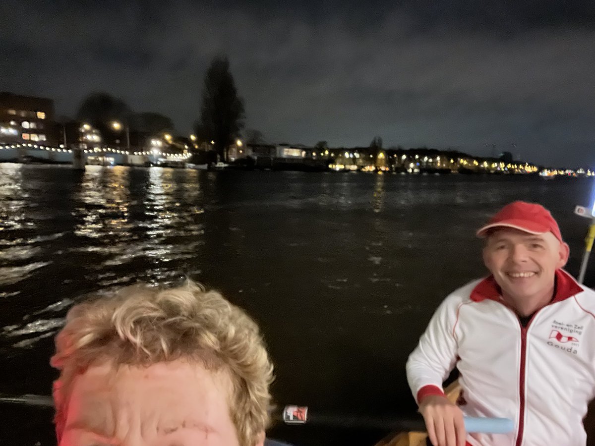 Met 10 roeiers <a href="/RenZGouda/">RenZ 'Gouda'</a> de ‘Lichtjestocht’ om 20.00 uur geroeid vanaf <a href="/TopRowTweet/">TopRow</a> Berlagebrug te #Amsterdam. Mooie kunstobjecten vanaf de #Amstel en de grachten.