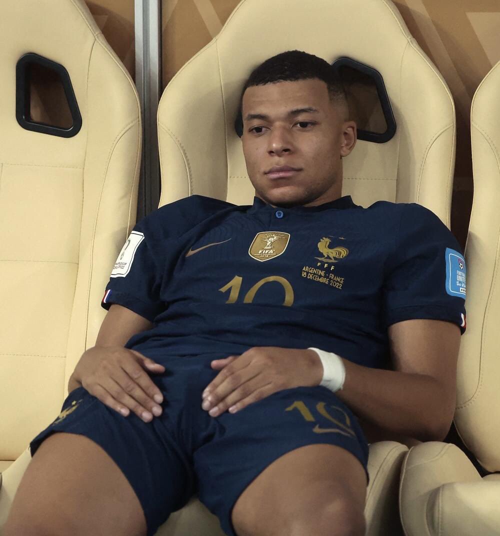 Bocca_ts's tweet photo. Donc ça y est, il n’y aura plus de vidéo avec Djilsi, Benji, Sacha et marceau…sérieux 2022 fais un effort, jusqu’au bout tu me laisses penser que tu es la pire année possible 😞🔫 https://t.co/M0Q6HDobFh