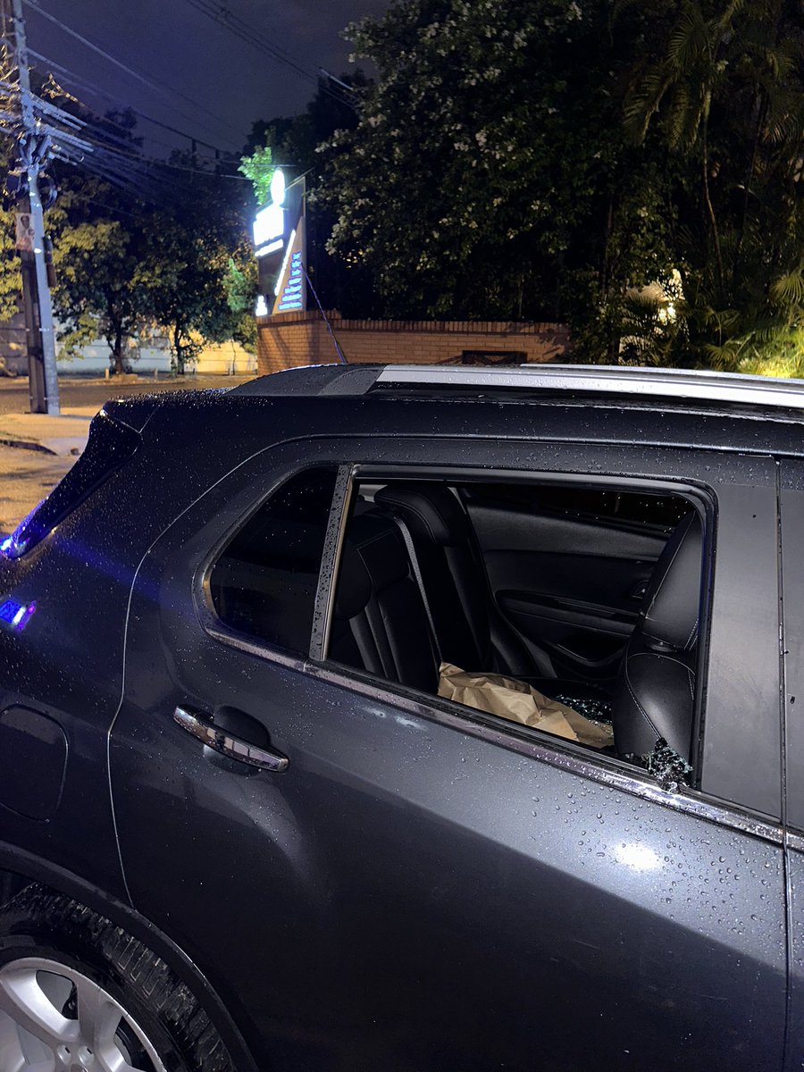 FloEscobarFerre's tweet image. Hoy saliendo del trabajo me rompieron el vidrio robandome un electrocardiograma de uso veterinario marca sonoscape + un estetoscopio Littman, ambos en una mochila rosada, hecho ocurrido sobre pacheco y Saravi, les vieron en un auto Vitz sin chapa a los asaltantes. RT porfa!